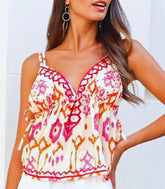 Regata Boho Feminina Bordada com alças finas ajustáveis, bordado artesanal e decote em V, em estilo boho casual.